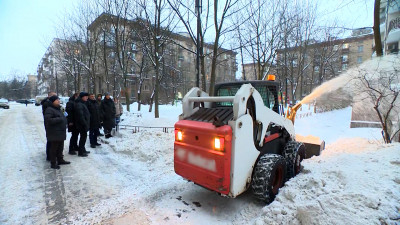 Евгений Разумишкин проверил качество уборки дворов в Московском районе