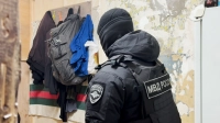 Прятались за вешалкой и бежали через магазин игрушек: как прошел рейд по поиску мигрантов в хостеле в Апраксином дворе