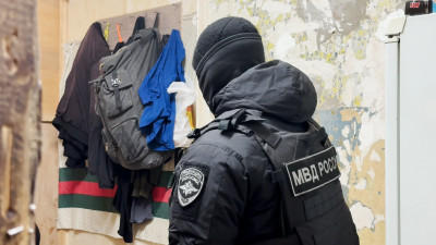 Прятались за вешалкой и бежали через магазин игрушек: как прошел рейд по поиску мигрантов в хостеле в Апраксином дворе