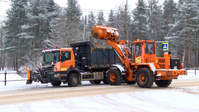 С магистралей Петербурга за сутки вывезли почти 44 тысячи кубометров снега