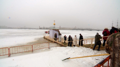 В Петербурге в крещенских купаниях приняли участие почти 34 тыс. человек