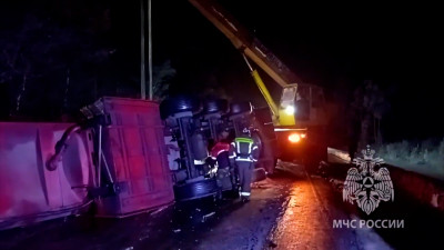 Опрокинувшийся бензовоз убрали с трассы «Кола»