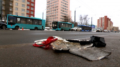 На проспекте Ветеранов пассажирский автобус столкнулся с легковушкой