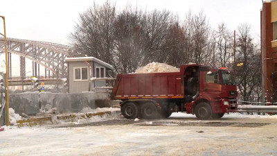 Почти 32 тысячи «кубов» снега вывезли с улиц Петербурга в ночь на 22 января