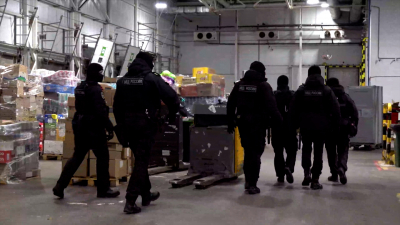 Петербургские полицейские проверили распределительный центр крупной торговой сети