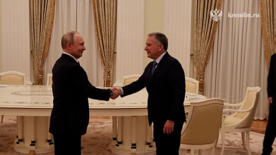 «Предельно откровенные» переговоры и трехсторонняя встреча в ОАЭ: о чём говорил Владимир Путин с посланниками Дональда Трампа