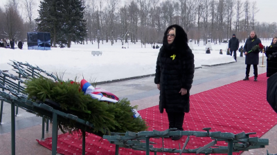 Валентина Матвиенко вместе с петербуржцами возложила цветы на Пискаревском кладбище