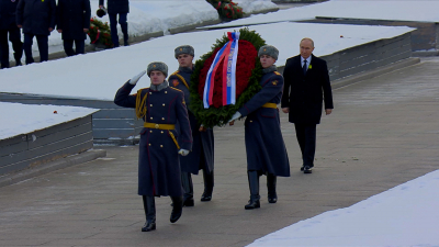 Владимир Путин принял участие в торжественно-траурной церемонии на Пискаревском кладбище