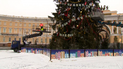 Начался демонтаж елки на Дворцовой площади