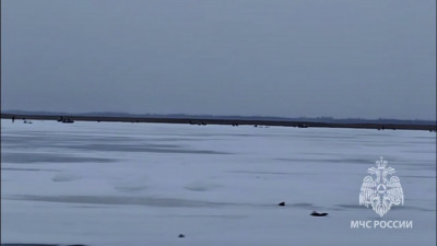 Водитель снегохода провалился под лед и утонул в Ленобласти