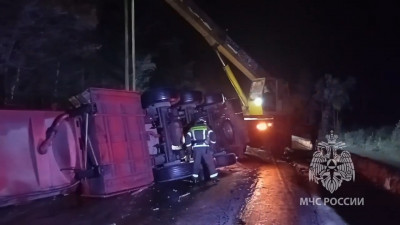 МЧС стабилизирует перевёрнутую цистерну после ДТП на трассе «Кола»