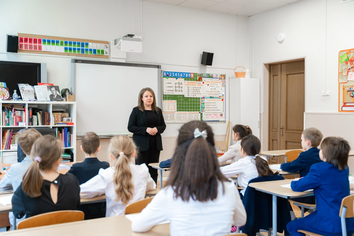 Дмитрий Чернышенко: В 2026 году более 1,1 млрд рублей будет направлено на программу «Земский учитель» - tvspb.ru