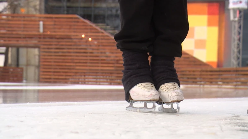 Тренер по фигурному катанию объяснила, как не ударить в лед лицом во время свидания на катке - tvspb.ru