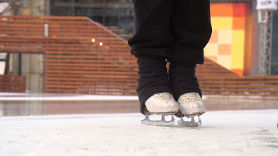 Тренер по фигурному катанию объяснила, как не ударить в лед лицом во время свидания на катке