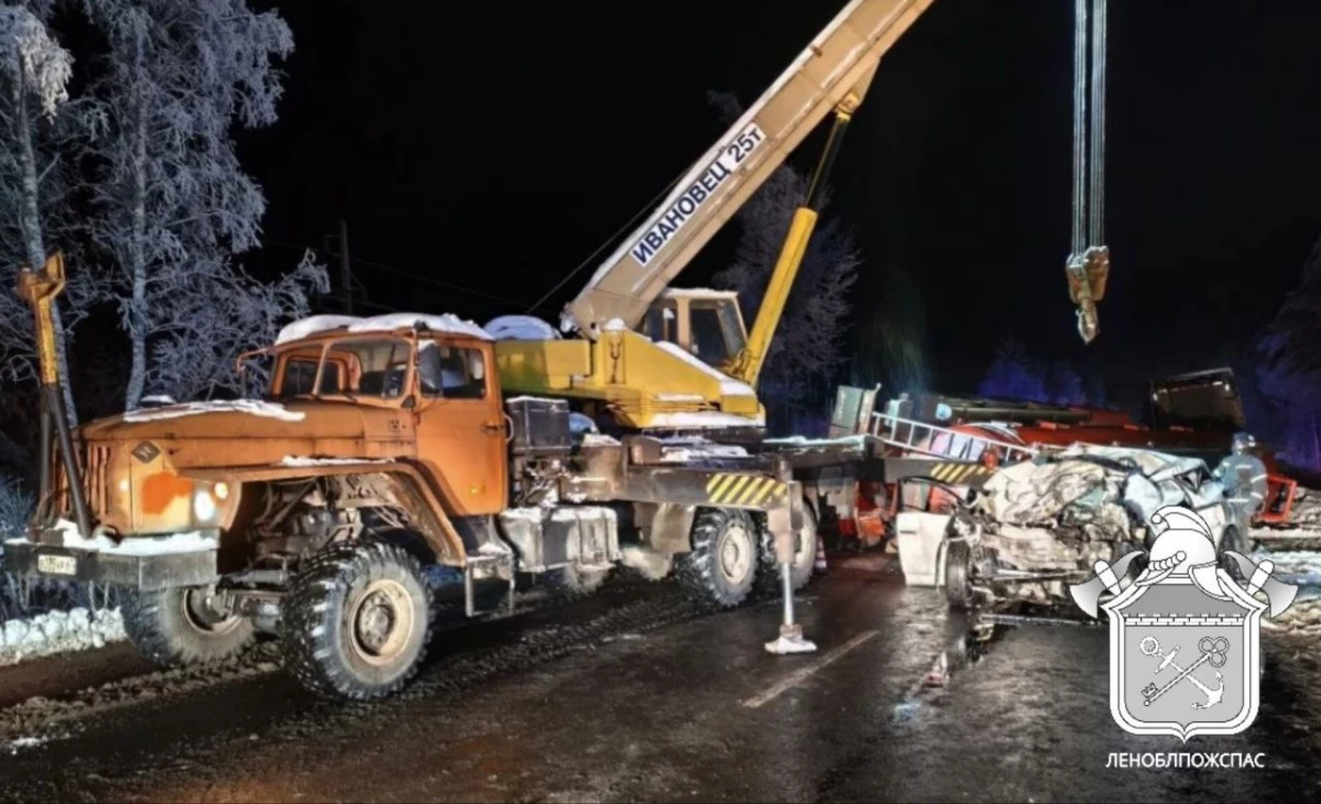 На трассе Р-21 «Кола» перекрыли движение в обоих направлениях: продолжается ликвидация последствий ДТП с бензовозом - tvspb.ru