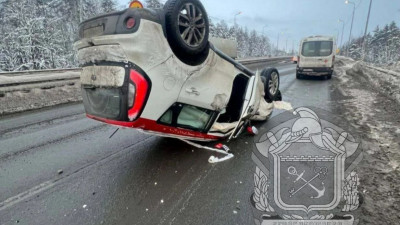 Столкновение с отбойником привело к опрокидыванию автомобиля на Мурманском шоссе: пострадавших нет