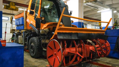 Надежный «тыл» для дорожников: комитет по благоустройству Петербурга показал, как ремонтируют уборочную технику