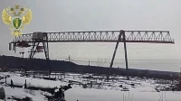 В Татарстане 63-летняя женщина выпала из кабины крана и выжила: видео