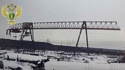 В Татарстане 63-летняя женщина выпала из кабины крана и выжила: видео