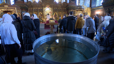 Крещенский сочельник: во всех православных храмах Петербурга идут праздничные богослужения
