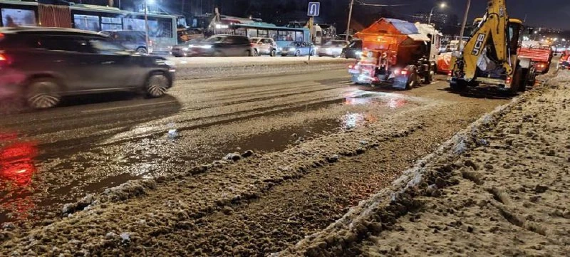 «Водоканал» локализовал вытекание холодной воды на пересечении Парашютной и Байконурской улиц - tvspb.ru
