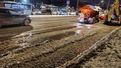 «Водоканал» локализовал вытекание холодной воды на пересечении Парашютной и Байконурской улиц