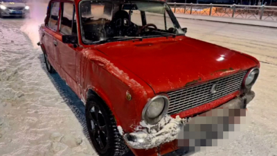 Водитель «Жигулей» продемонстрировал навыки дрифта на проспекте Маршала Блюхера, объяснив, что «просто занесло»