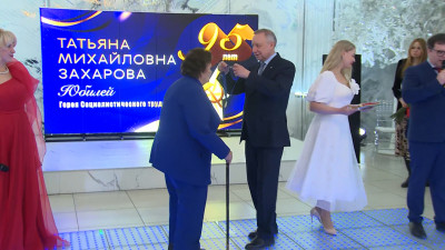 Александр Беглов поздравил с 95-летием Героя Труда, труженика тыла Татьяну Захарову и вручил ей почётный знак «За заслуги перед Санкт‑Петербургом»