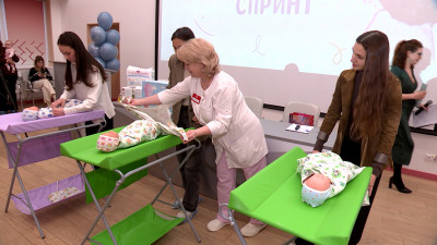 В петербургском Роддоме №10 устроили мастер-класс по пеленанию детей для студенток