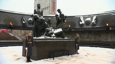 Подвигу твоему, Ленинград: торжественно-траурная церемония прошла на площади Победы