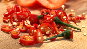 Похудеть не поможет, но настроение поднимет и с бактериями поборется: разбираемся с мифами и фактами про острые специи