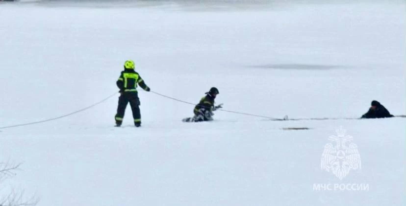 История одного спасения на Волхове: сначала под лёд провалился мужчина, затем — пытавшийся его спасти полицейский - tvspb.ru