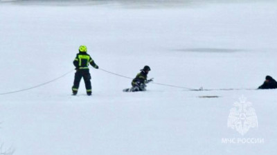 История одного спасения на Волхове: сначала под лёд провалился мужчина, затем — пытавшийся его спасти полицейский