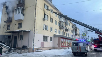 В Свердловской области в многоэтажке из-за взрыва газа разгорелся пожар — что известно