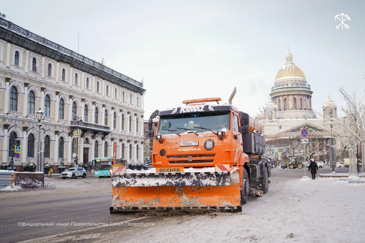 Более 106 тысяч кубометров снега вывезли с улиц Петербурга с 30 декабря - tvspb.ru