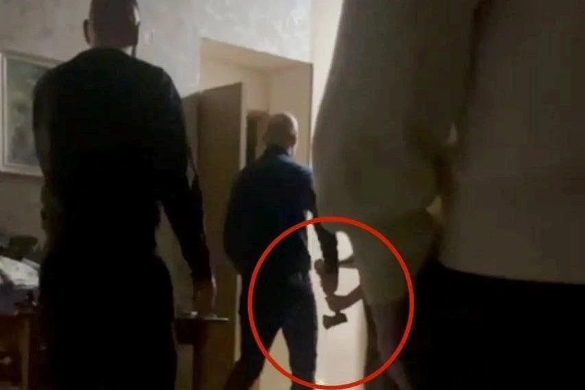 Петербуржец пробил топором холодильник шумного соседа - tvspb.ru