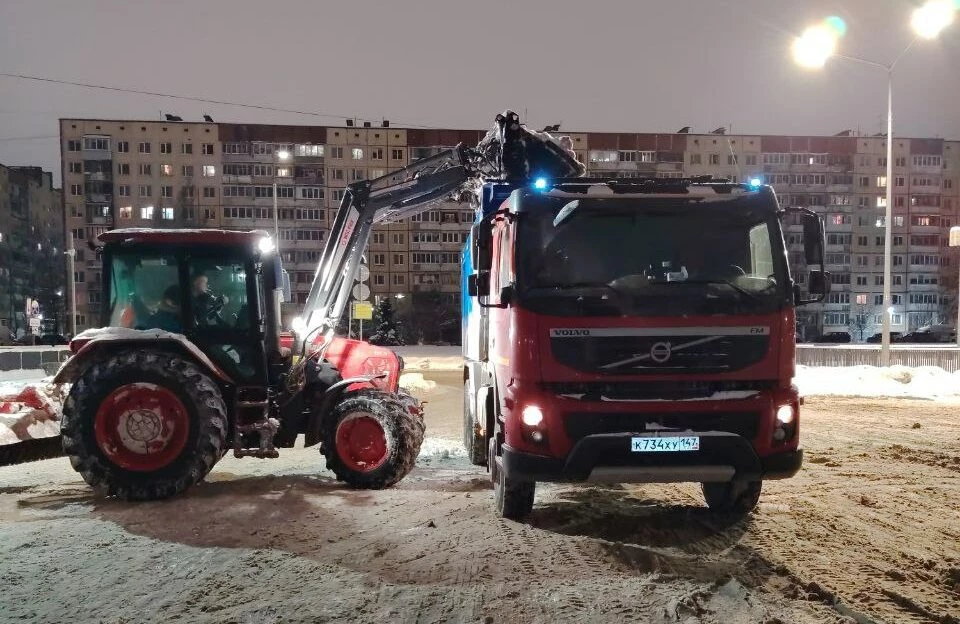 В Петербурге круглосуточно убирают снег на конечных остановках транспорта - tvspb.ru