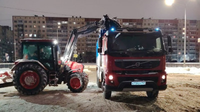 В Петербурге круглосуточно убирают снег на конечных остановках транспорта