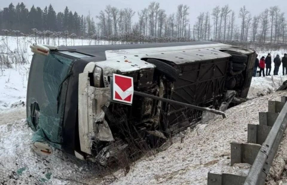 Под Кингисеппом перевернулся автобус: четверо пострадали - tvspb.ru