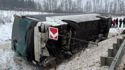 Под Кингисеппом перевернулся автобус: четверо пострадали