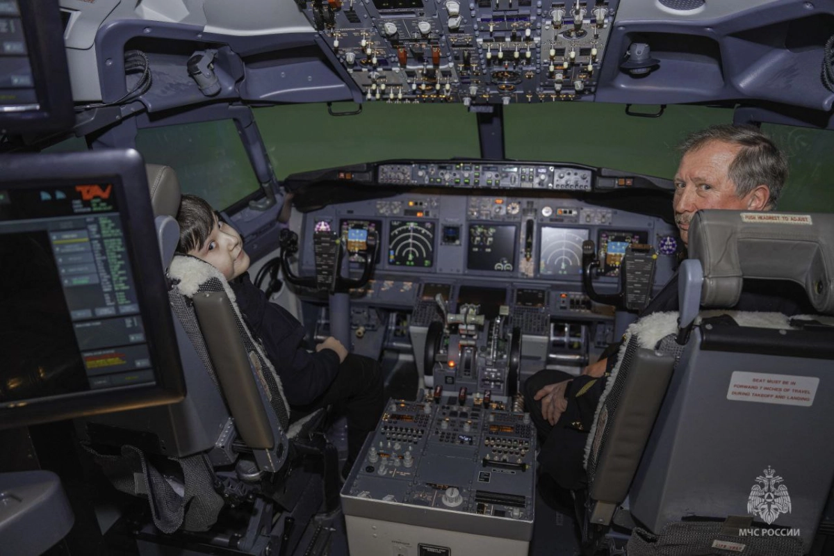 МЧС России помогло петербургскому школьнику побывать пилотом - tvspb.ru