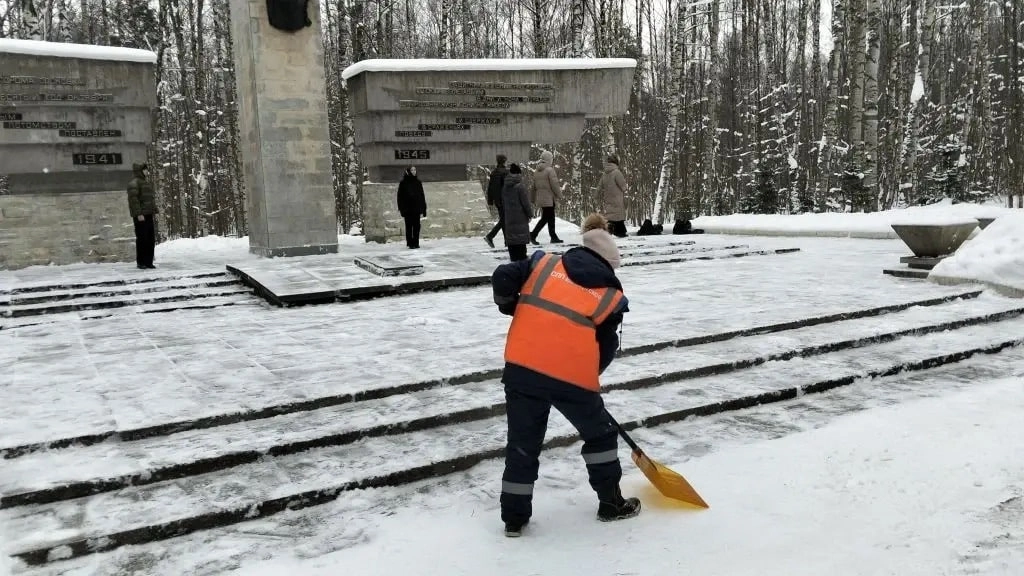 К 82-й годовщине полного освобождения Ленинграда от блокады в Петербурге навели порядок на всех подходах к воинским мемориалам - tvspb.ru