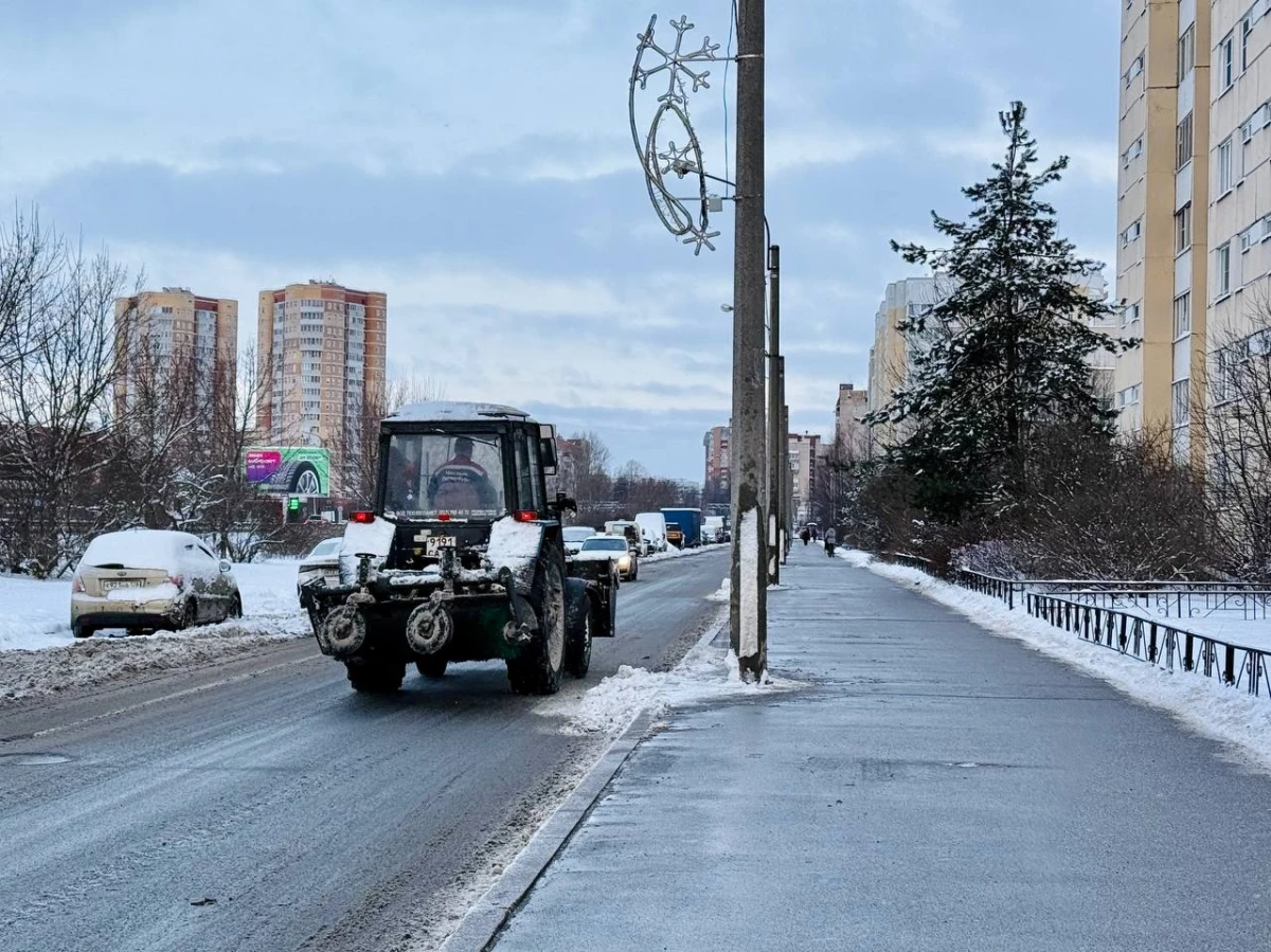 9 января на борьбу со снегом в Петербурге вышли 966 дворников и 954 спецмашины - tvspb.ru