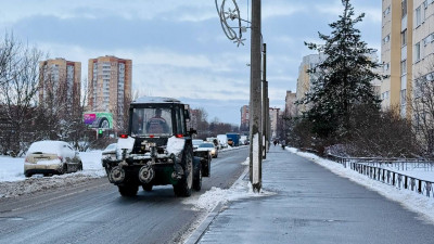 9 января на борьбу со снегом в Петербурге вышли 966 дворников и 954 спецмашины