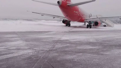 В Архангельске самолет из Петербурга выкатился за пределы взлетно-посадочной полосы