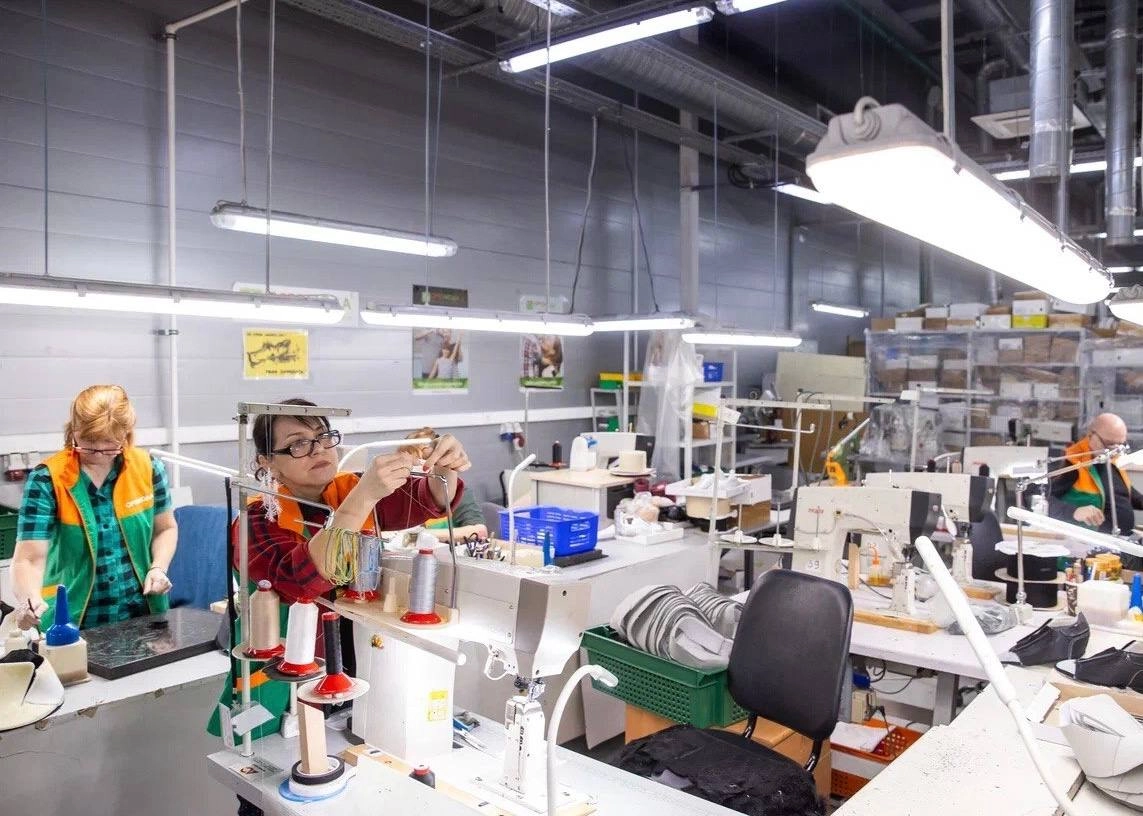 При поддержке Президента России фонд «Защитники Отечества» обеспечивает ветеранов с инвалидностью адаптивной одеждой - tvspb.ru