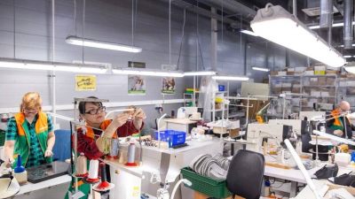 При поддержке Президента России фонд «Защитники Отечества» обеспечивает ветеранов с инвалидностью адаптивной одеждой