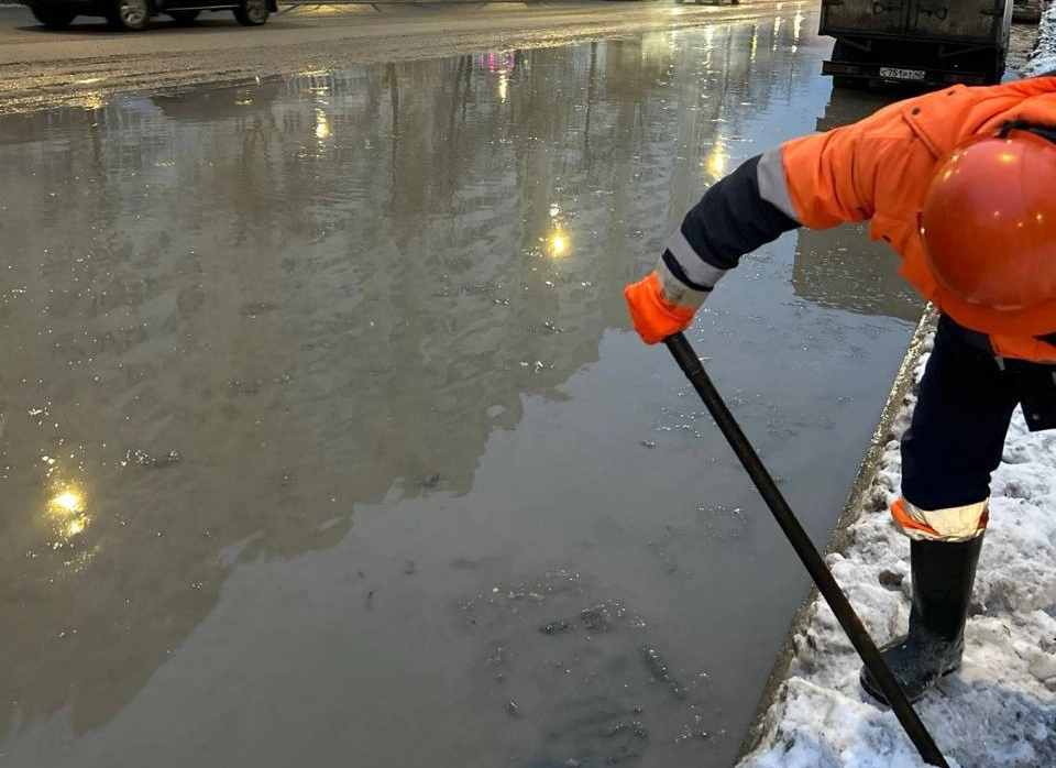 Как сотрудники «Водоканала» справляются с вытеканием воды на Маршала Захарова - tvspb.ru