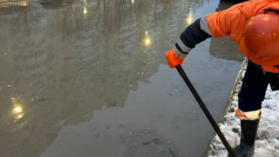 Как сотрудники «Водоканала» справляются с вытеканием воды на Маршала Захарова