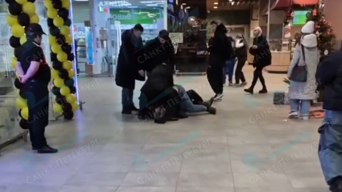 Подозреваемых в убийстве мужчины в торговом центре на «Пионерской» задержали - tvspb.ru